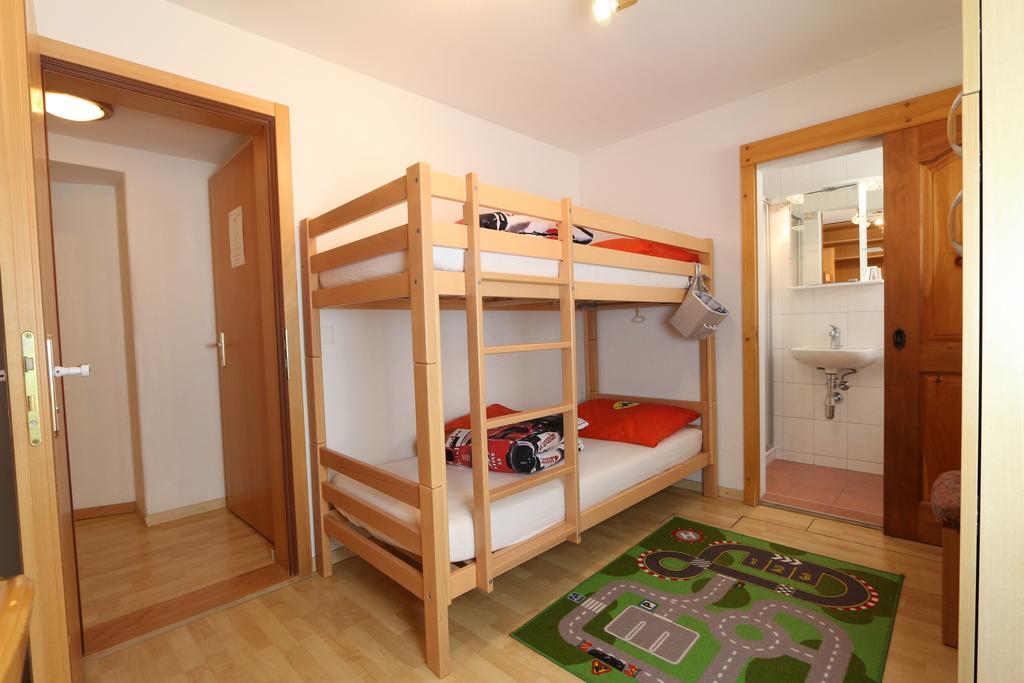 Hotel Alpina Grächen Rom bilde