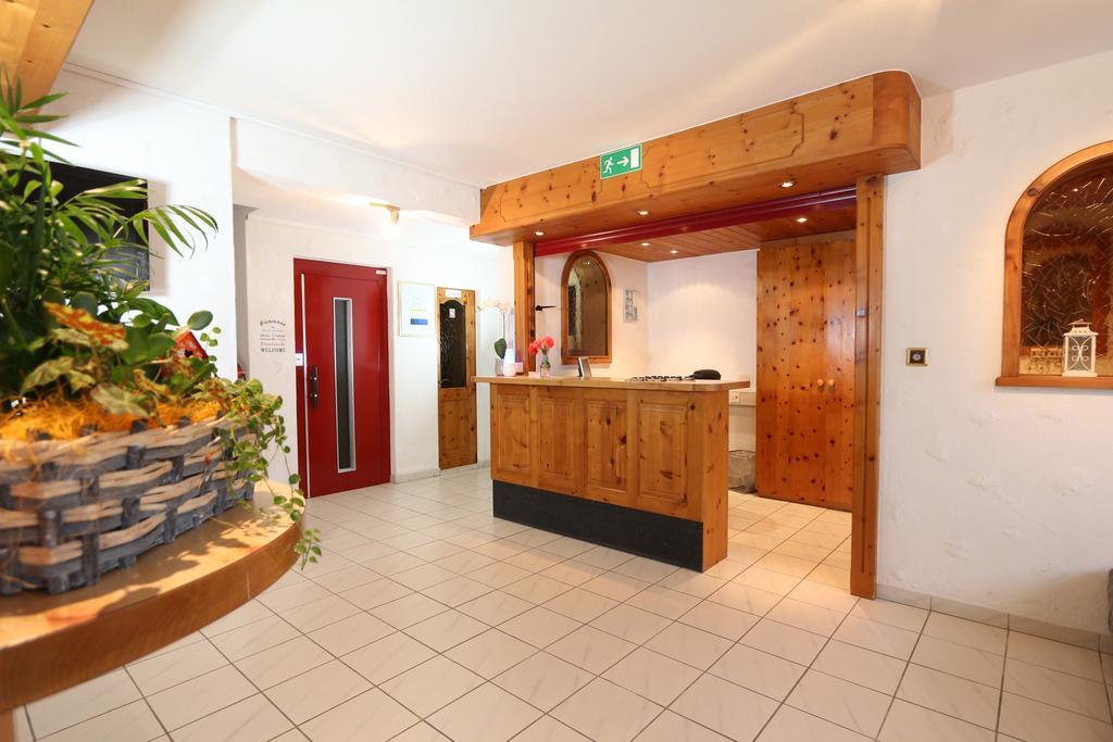 Hotel Alpina Grächen Rom bilde